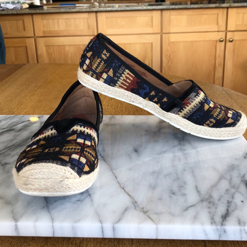 Comfortiva Memory-Foam Espadrille Loafer SizeW7, good used condition